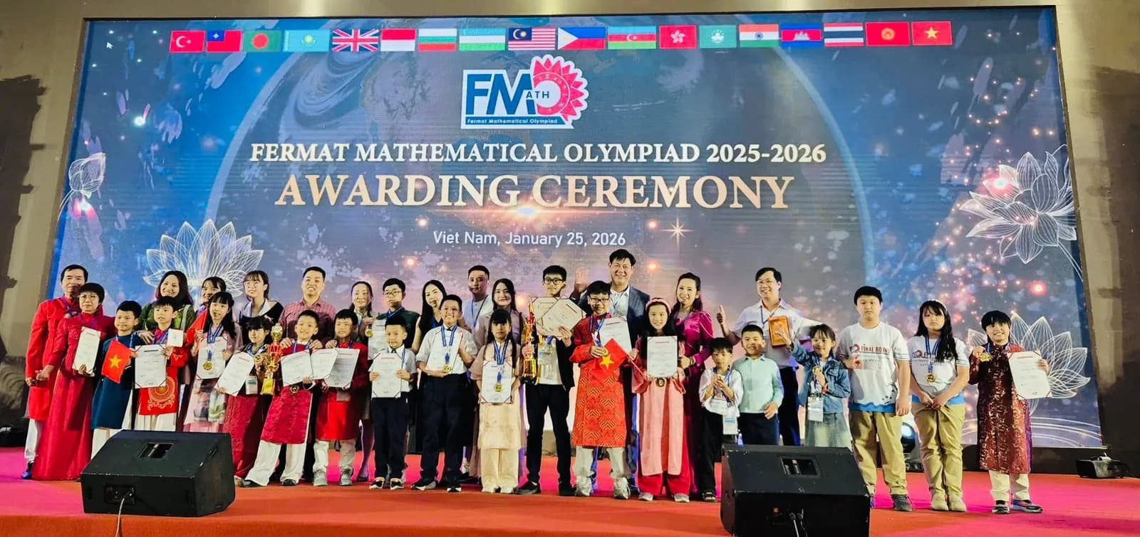 Thầy Lợi cùng học trò tại Lễ trao giải Fermat Mathematical Olympiad (FMO) 2025–2026 · 25/01/2026